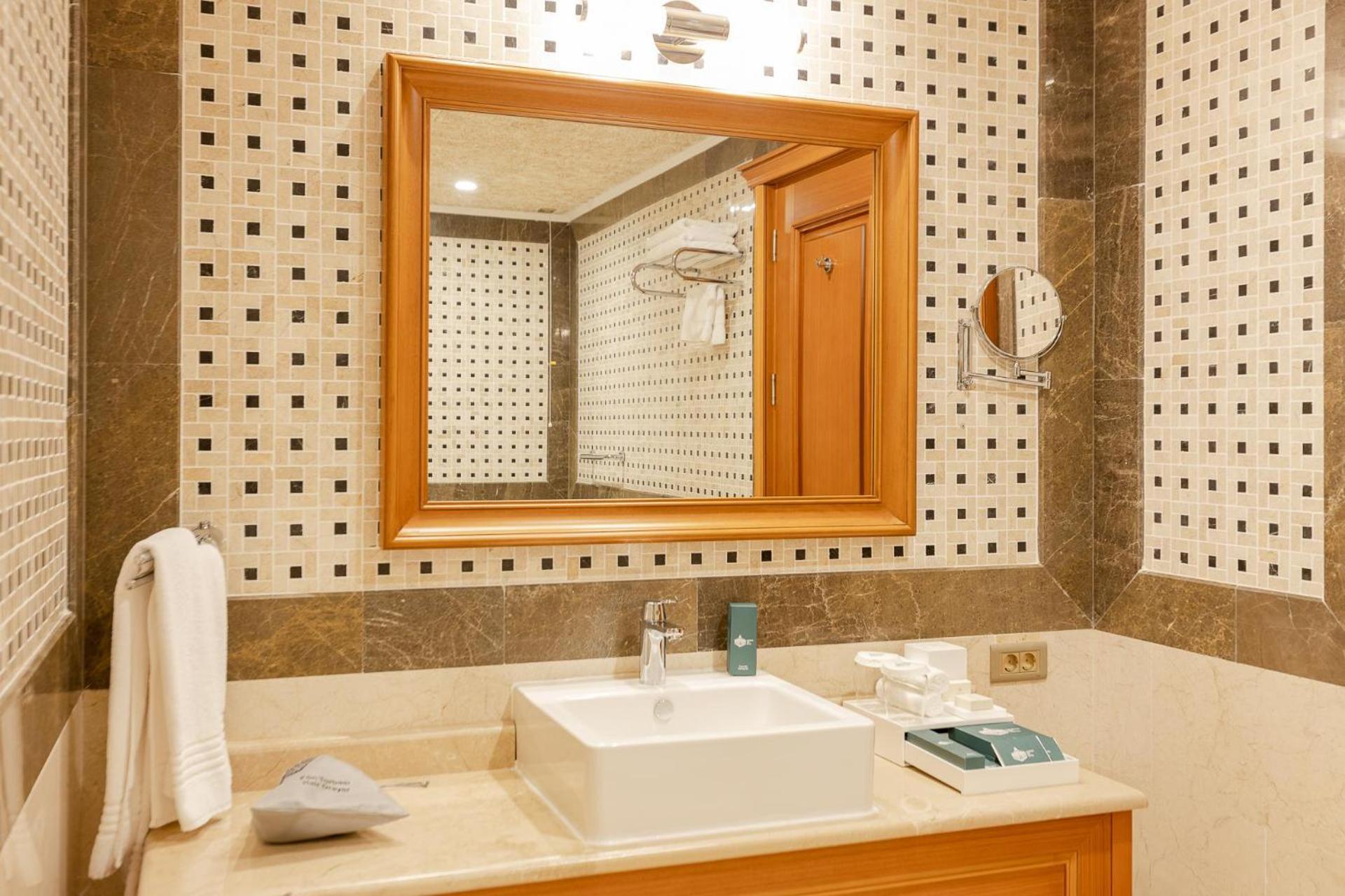 Divan Suites Batoemi Buitenkant foto