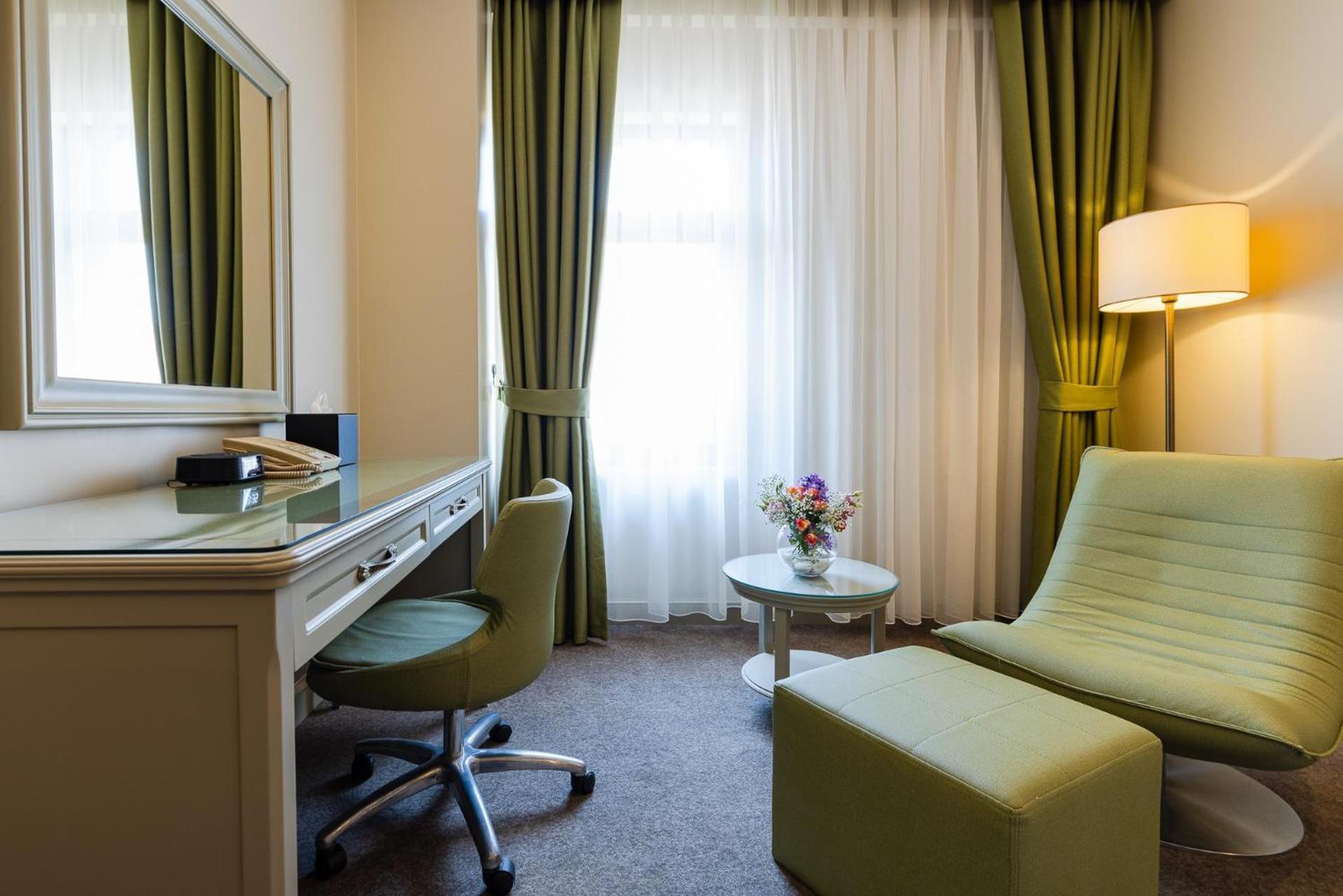 Divan Suites Batoemi Buitenkant foto