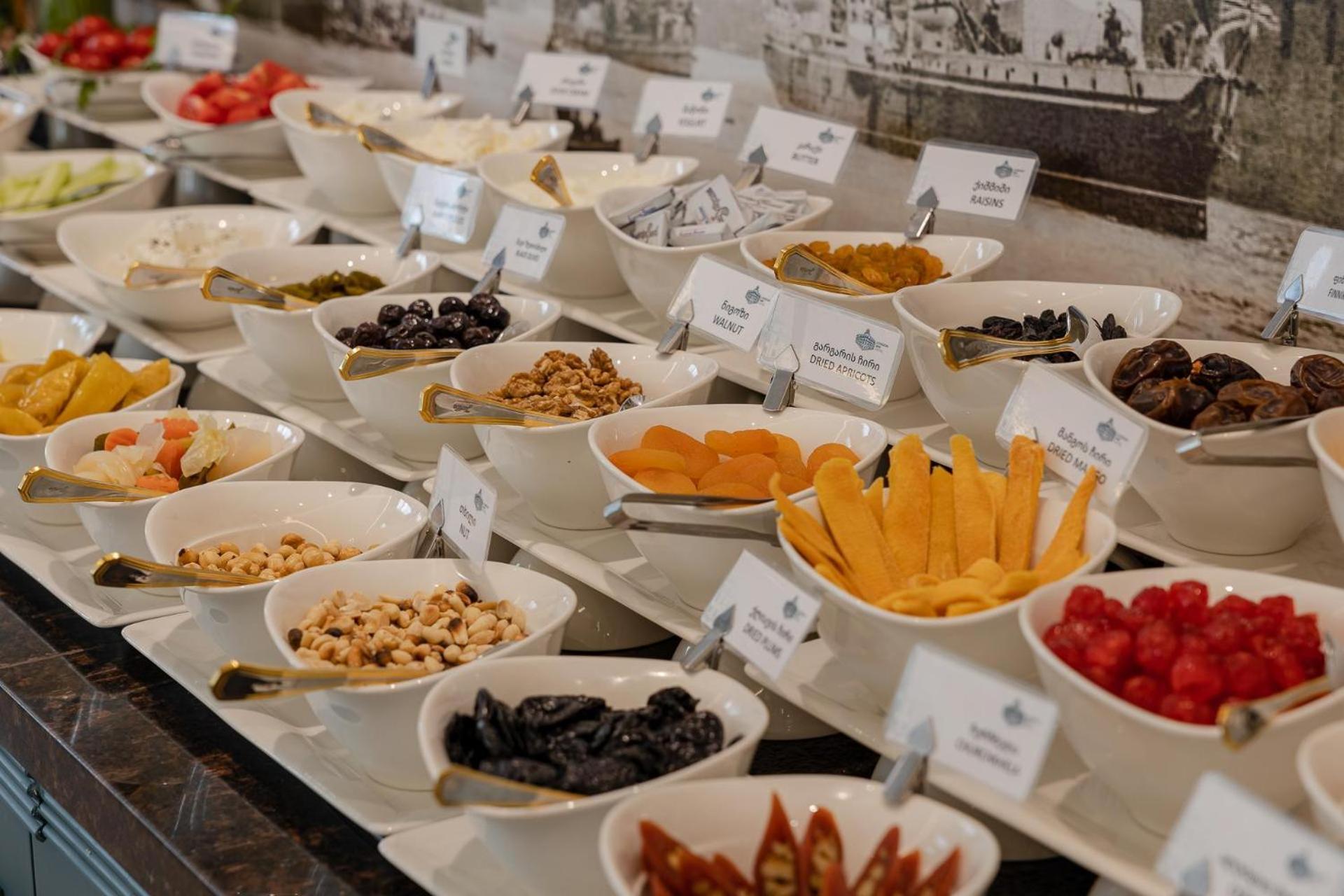 Divan Suites Batoemi Buitenkant foto